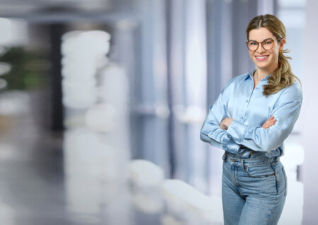 Modernes Businessportrait einer Person in professioneller Umgebung