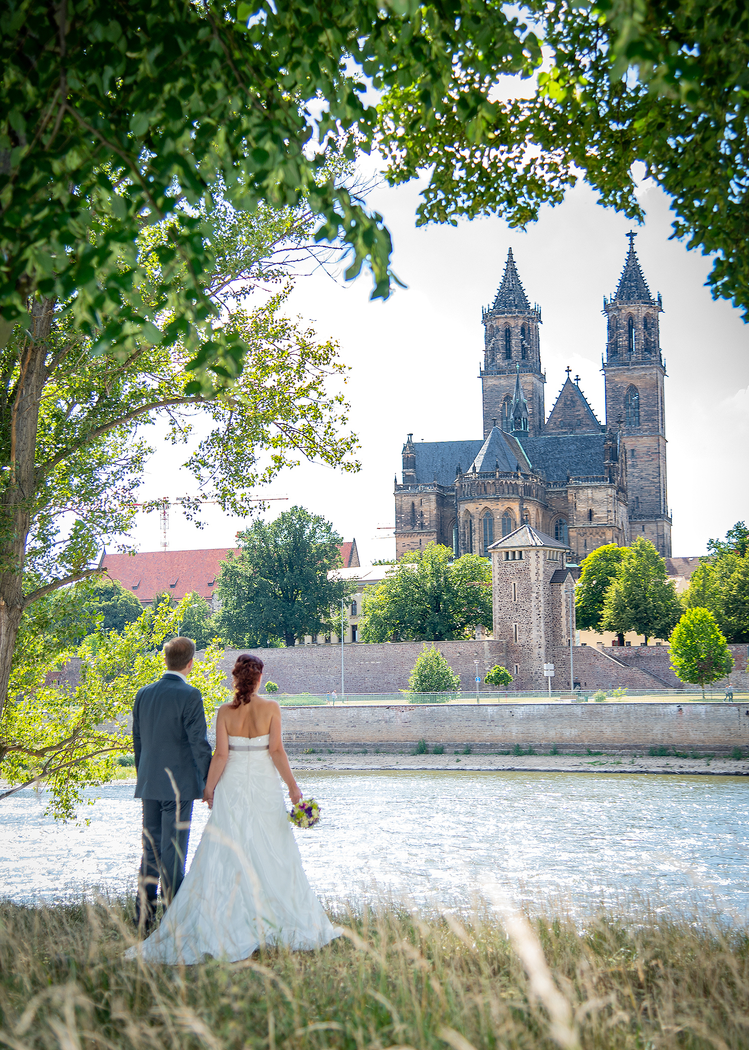 Hochzeitspaar bei einem Fotoshooting